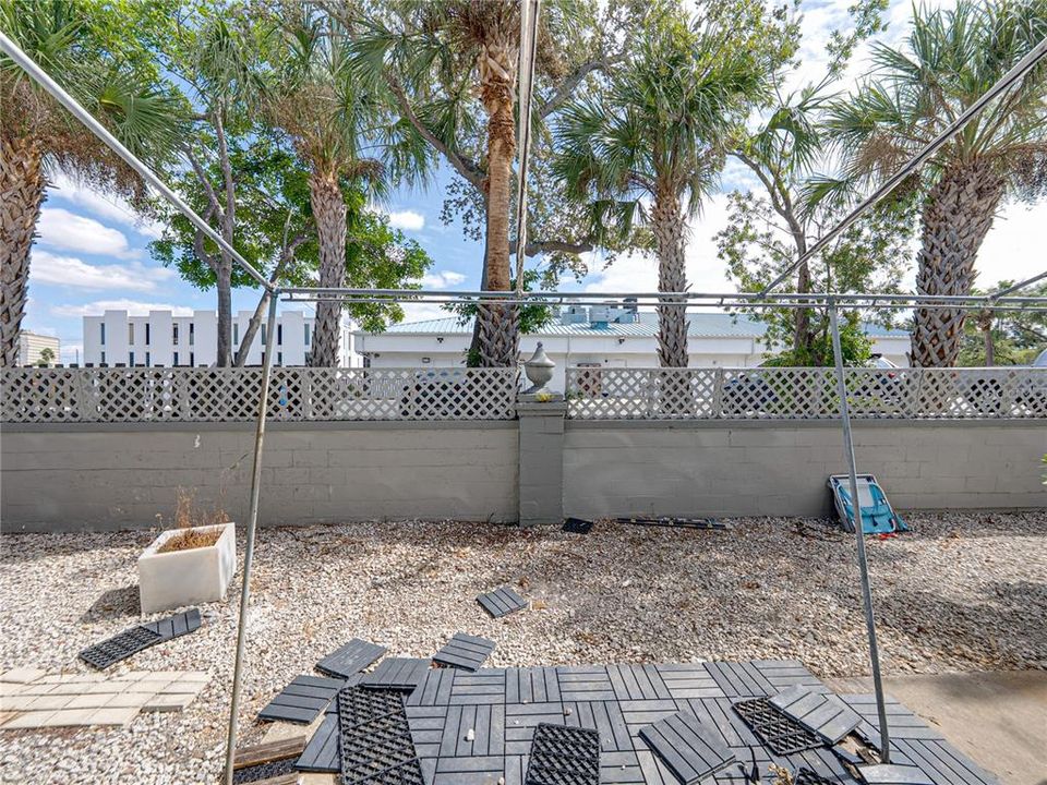 待售: $140,000 (1 贝兹, 1 浴室, 722 平方英尺)