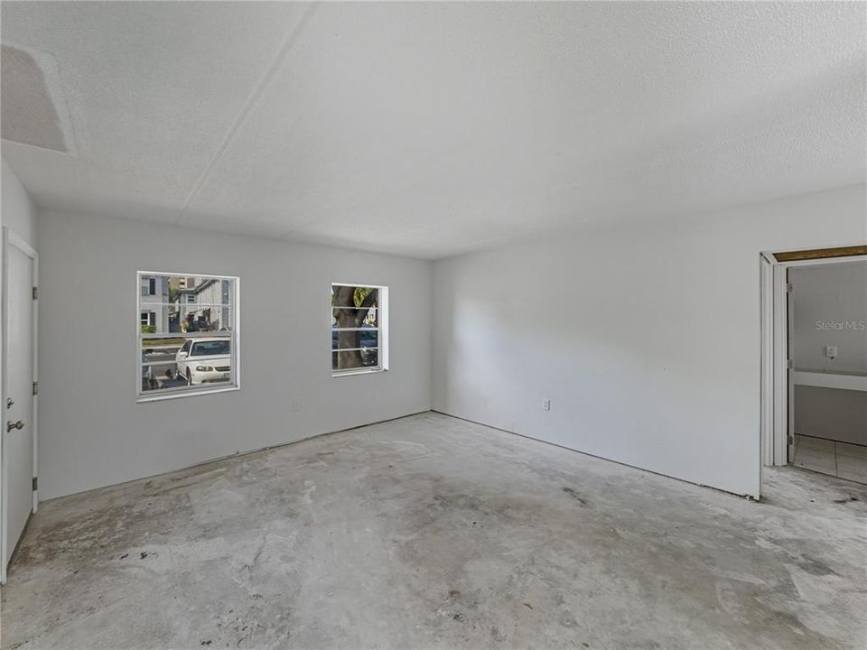 待售: $140,000 (1 贝兹, 1 浴室, 722 平方英尺)