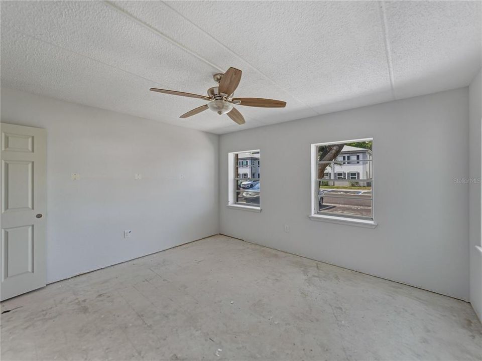 待售: $140,000 (1 贝兹, 1 浴室, 722 平方英尺)