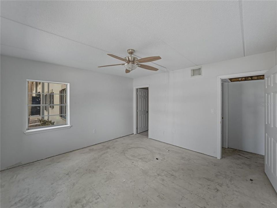 待售: $140,000 (1 贝兹, 1 浴室, 722 平方英尺)