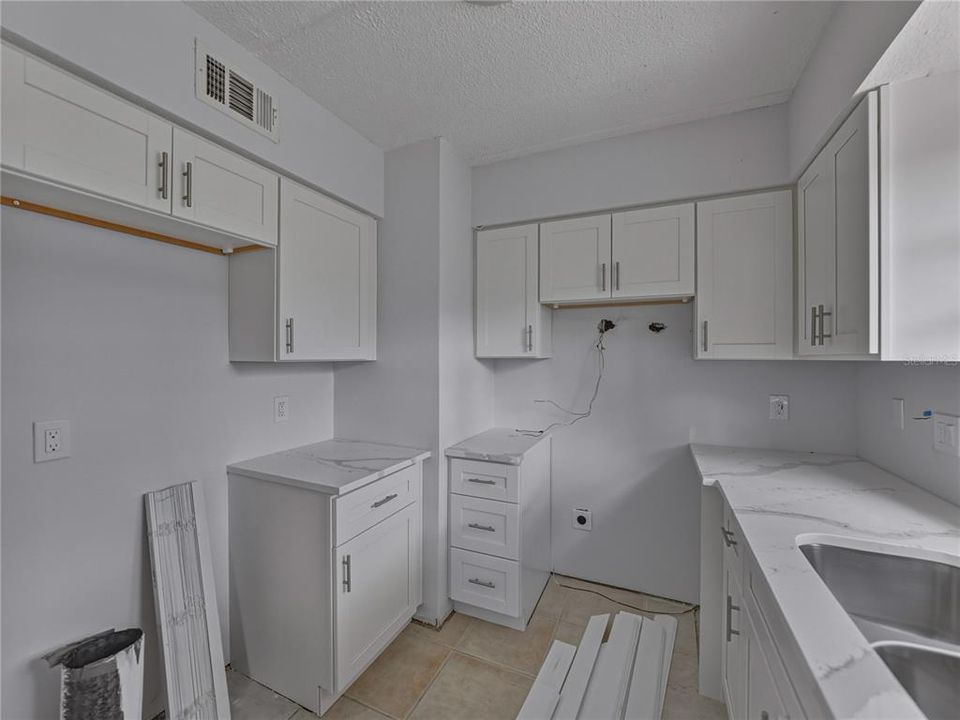 待售: $140,000 (1 贝兹, 1 浴室, 722 平方英尺)