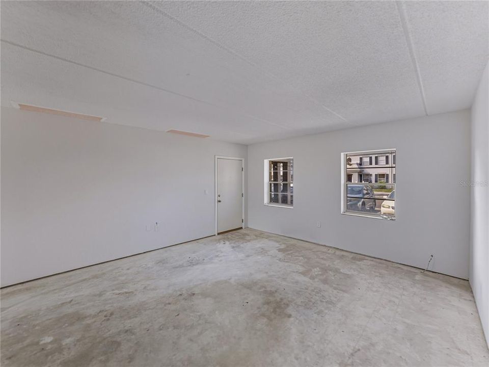 待售: $140,000 (1 贝兹, 1 浴室, 722 平方英尺)