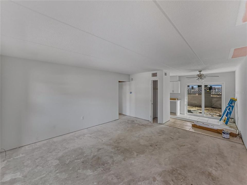 待售: $140,000 (1 贝兹, 1 浴室, 722 平方英尺)