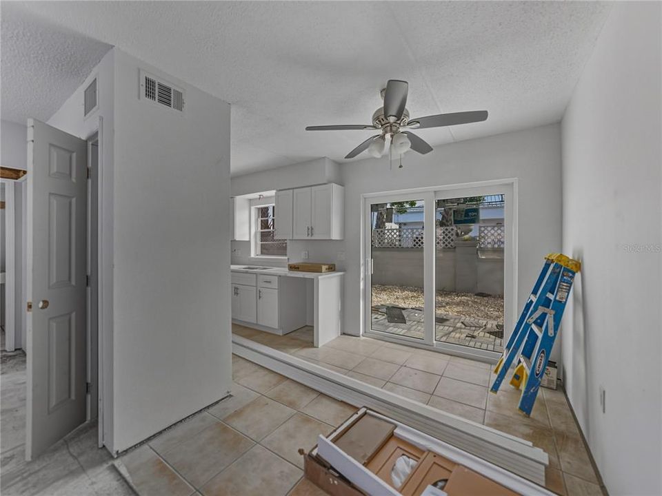 待售: $140,000 (1 贝兹, 1 浴室, 722 平方英尺)