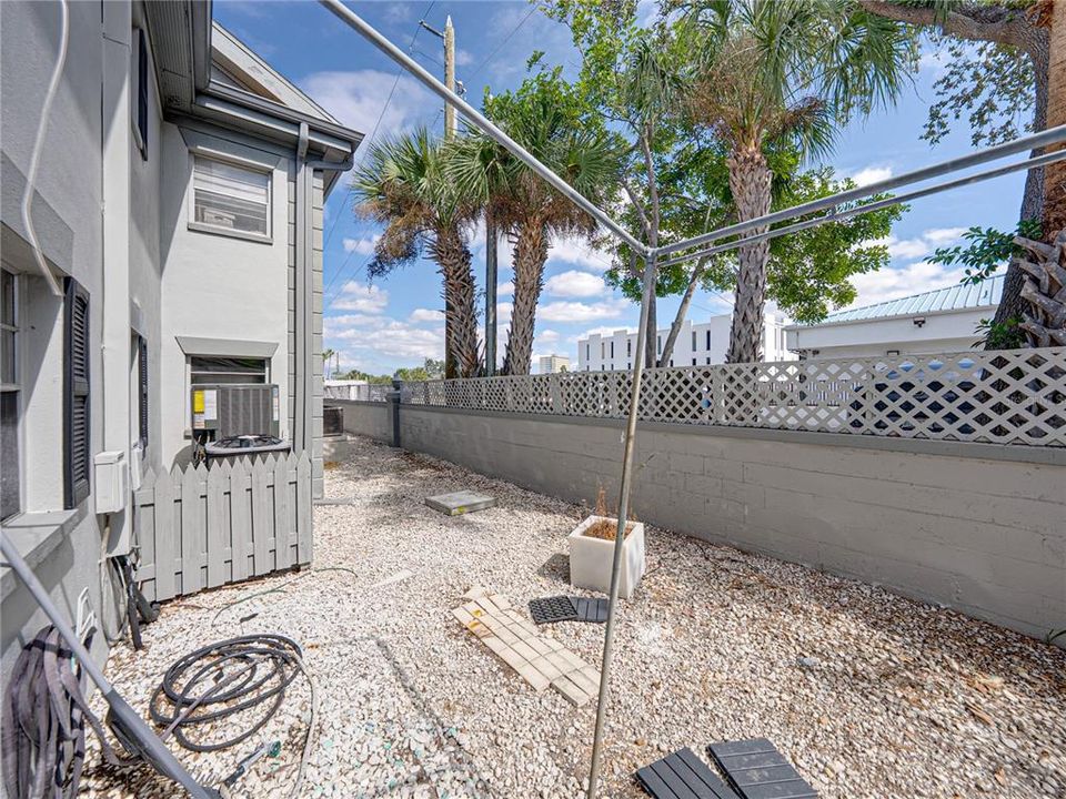 待售: $140,000 (1 贝兹, 1 浴室, 722 平方英尺)