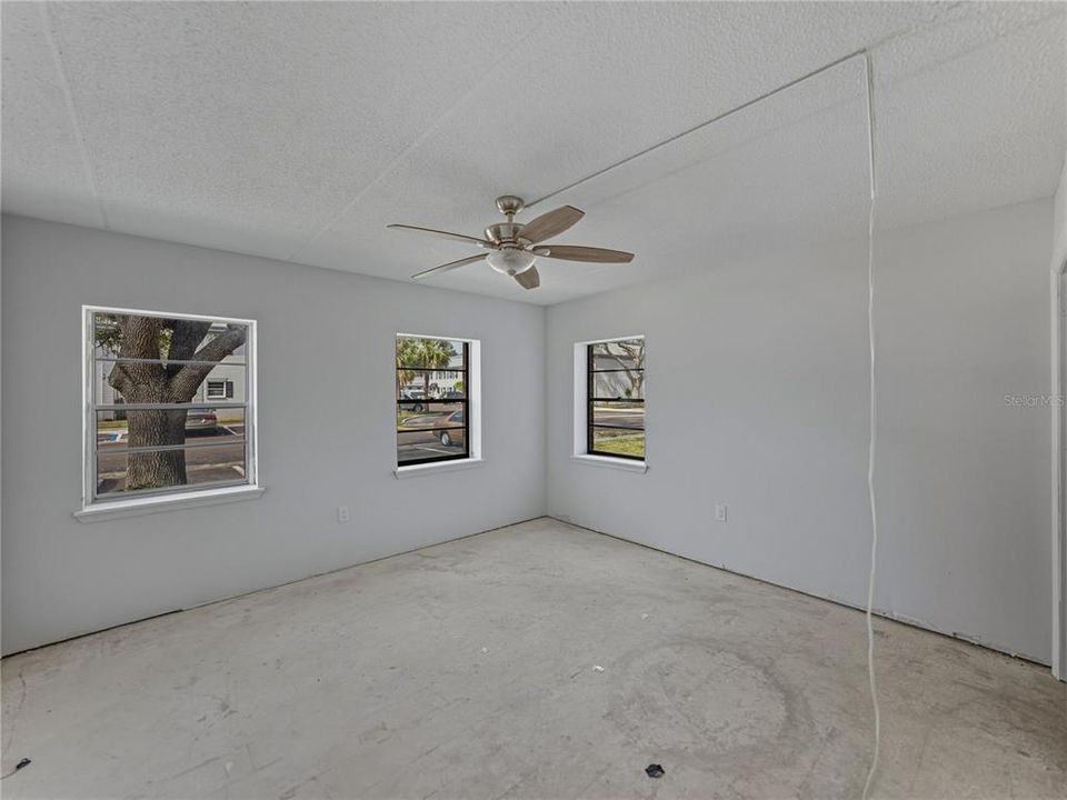 待售: $140,000 (1 贝兹, 1 浴室, 722 平方英尺)