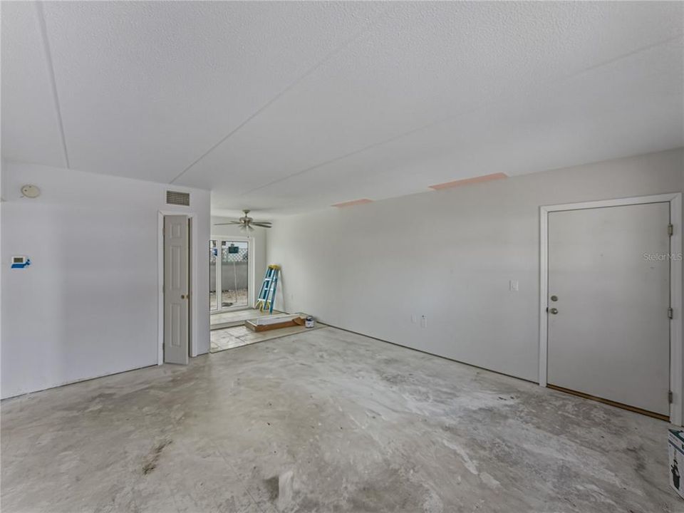 待售: $140,000 (1 贝兹, 1 浴室, 722 平方英尺)