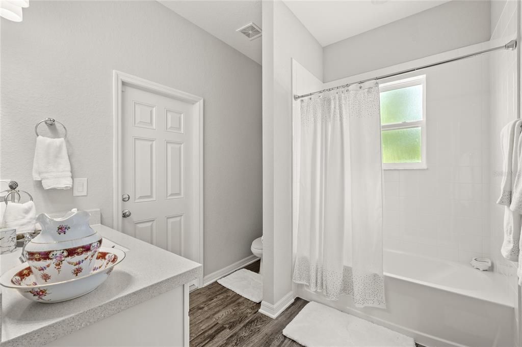 合同活跃: $379,900 (4 贝兹, 3 浴室, 2436 平方英尺)