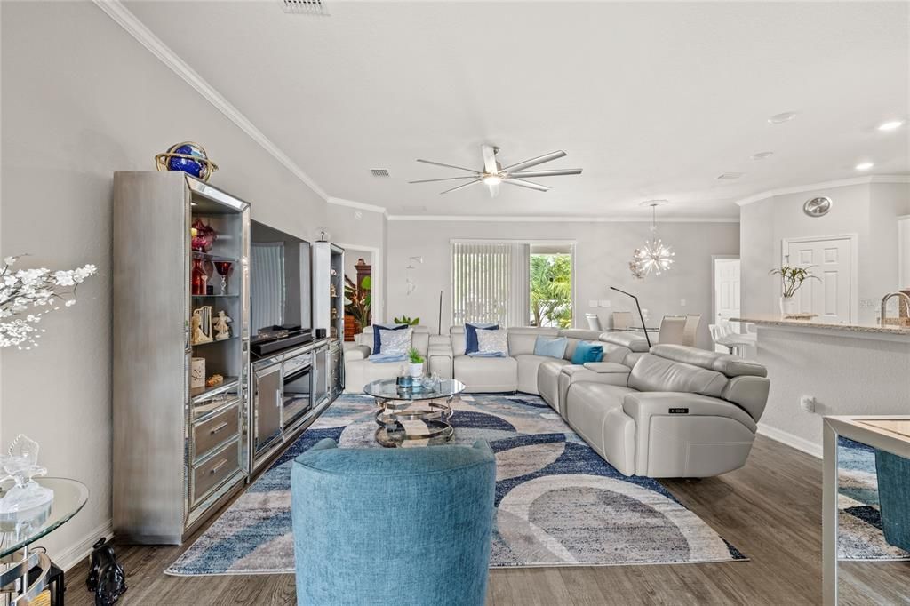 合同活跃: $379,900 (4 贝兹, 3 浴室, 2436 平方英尺)