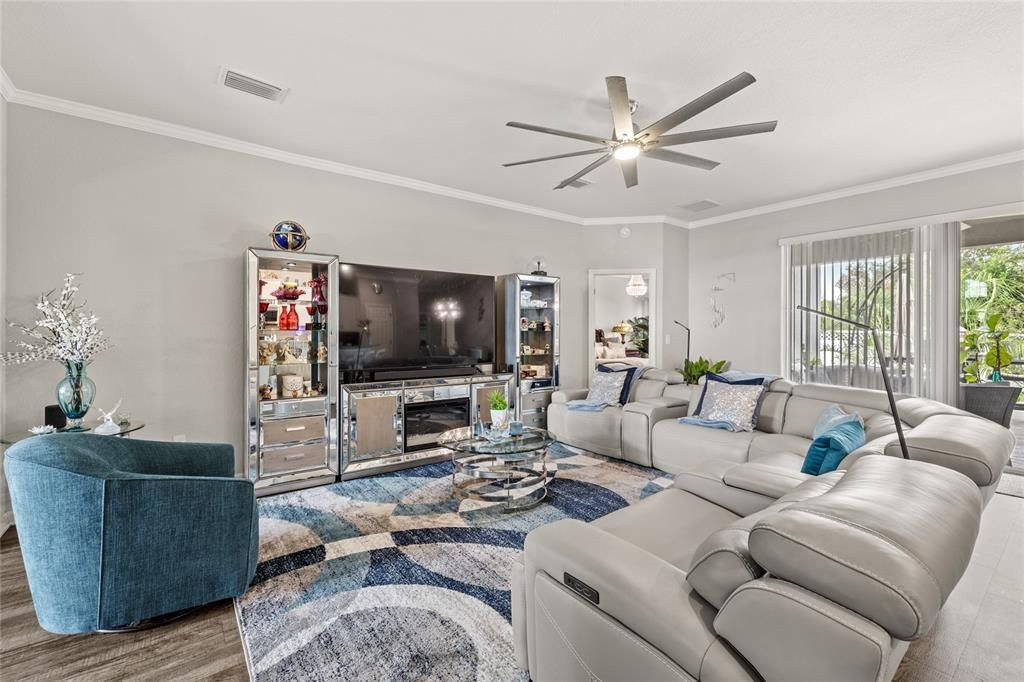 合同活跃: $379,900 (4 贝兹, 3 浴室, 2436 平方英尺)