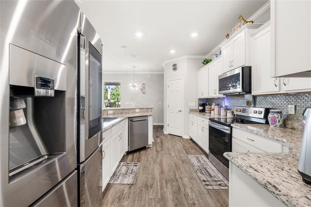 合同活跃: $379,900 (4 贝兹, 3 浴室, 2436 平方英尺)