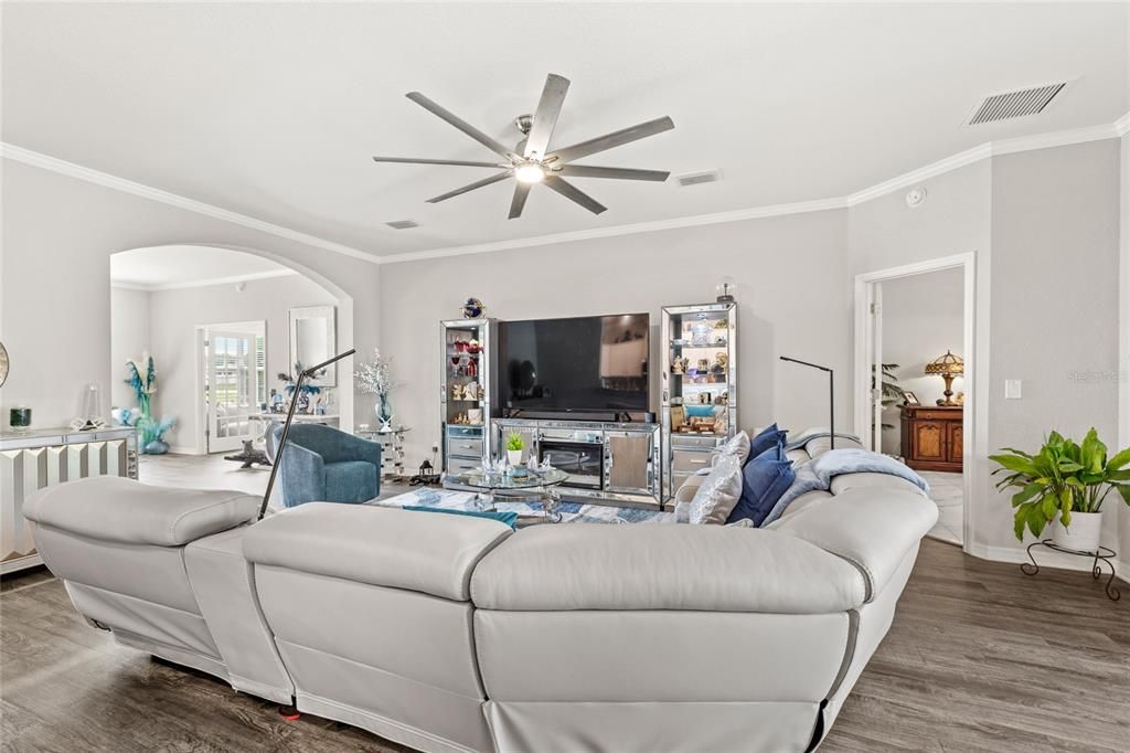 合同活跃: $379,900 (4 贝兹, 3 浴室, 2436 平方英尺)