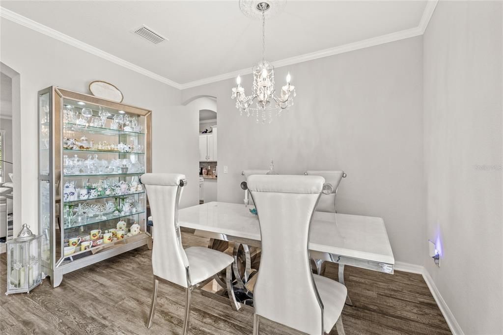 合同活跃: $379,900 (4 贝兹, 3 浴室, 2436 平方英尺)