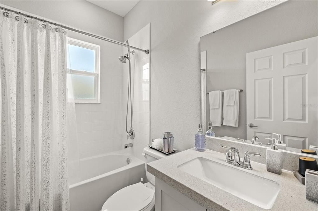 合同活跃: $379,900 (4 贝兹, 3 浴室, 2436 平方英尺)