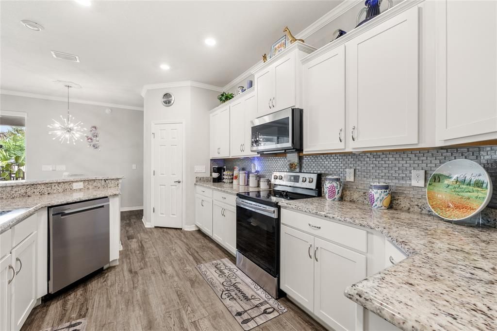 合同活跃: $379,900 (4 贝兹, 3 浴室, 2436 平方英尺)