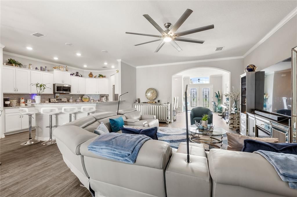 合同活跃: $379,900 (4 贝兹, 3 浴室, 2436 平方英尺)