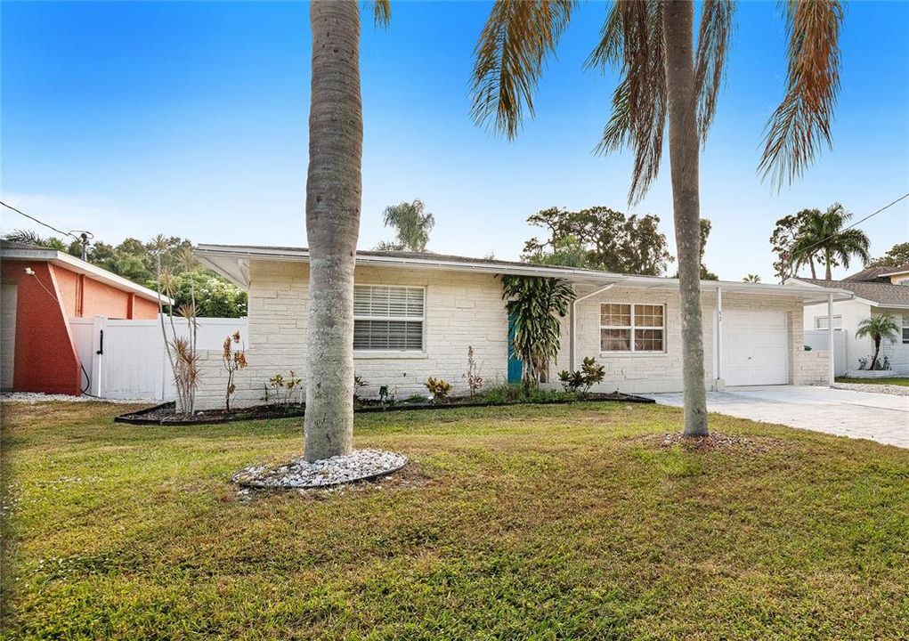 For Rent: $3,600 (4 beds, 2 baths, 1655 Square Feet)