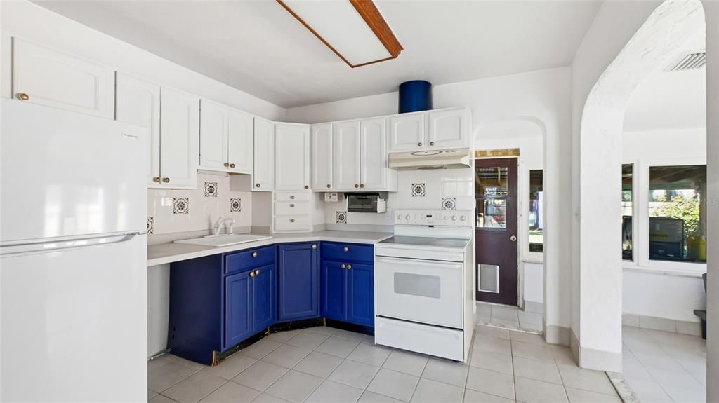 Active With Contract: $325,000 (3 beds, 1 baths, 1124 Square Feet)