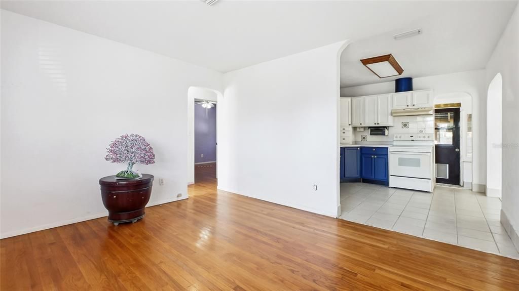 Active With Contract: $325,000 (3 beds, 1 baths, 1124 Square Feet)