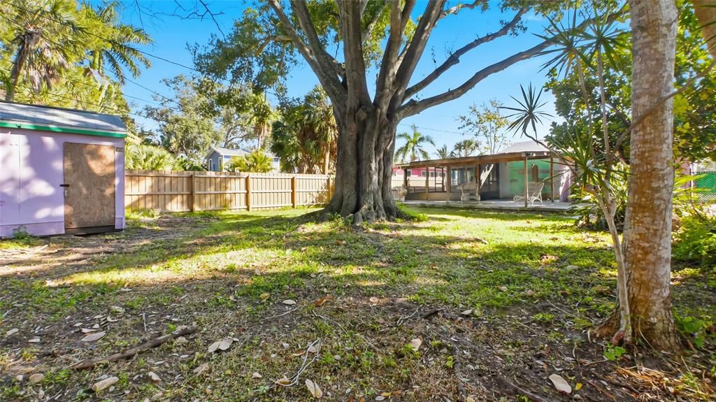 Active With Contract: $325,000 (3 beds, 1 baths, 1124 Square Feet)