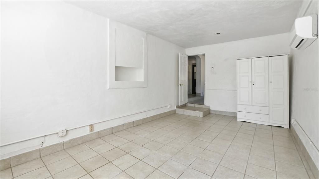 Active With Contract: $325,000 (3 beds, 1 baths, 1124 Square Feet)