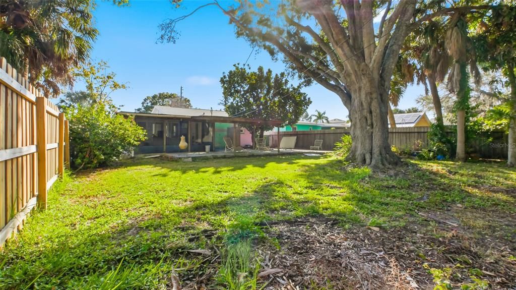 Active With Contract: $325,000 (3 beds, 1 baths, 1124 Square Feet)