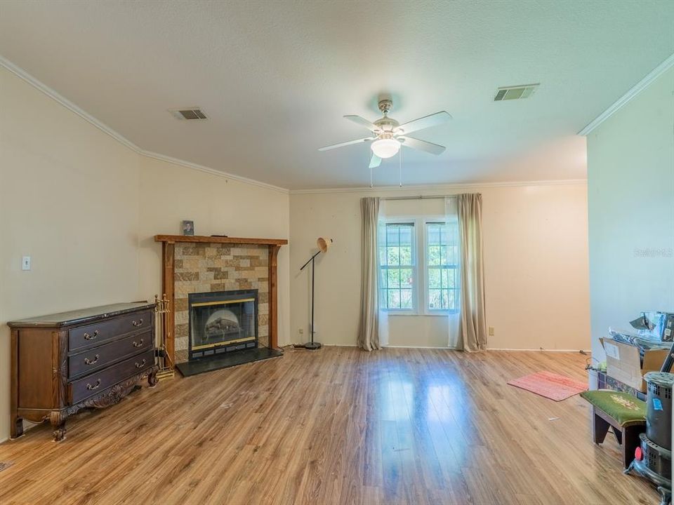 合同活跃: $170,000 (2 贝兹, 2 浴室, 1262 平方英尺)