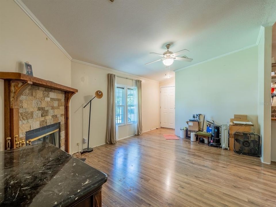 合同活跃: $170,000 (2 贝兹, 2 浴室, 1262 平方英尺)