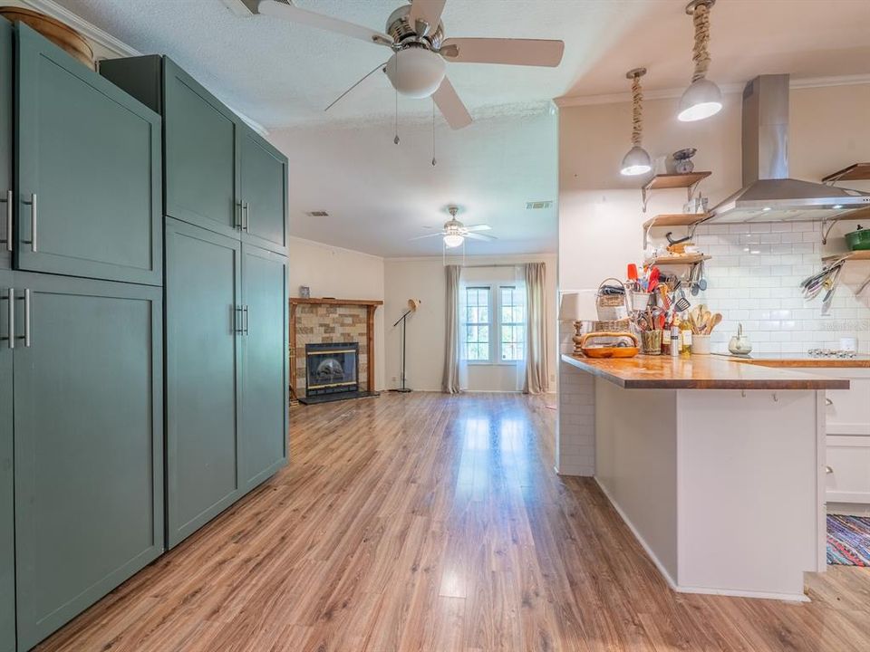 合同活跃: $170,000 (2 贝兹, 2 浴室, 1262 平方英尺)