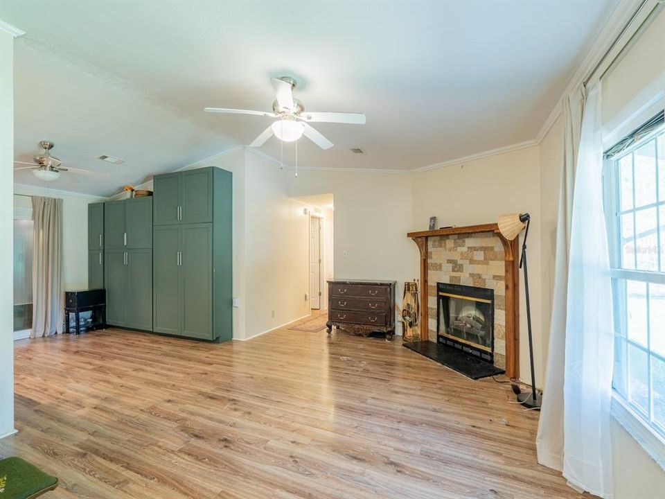 合同活跃: $170,000 (2 贝兹, 2 浴室, 1262 平方英尺)