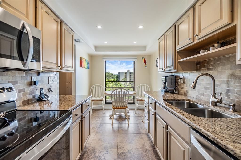 На продажу: $229,900 (2 спален, 2 ванн, 1165 Квадратных фут)