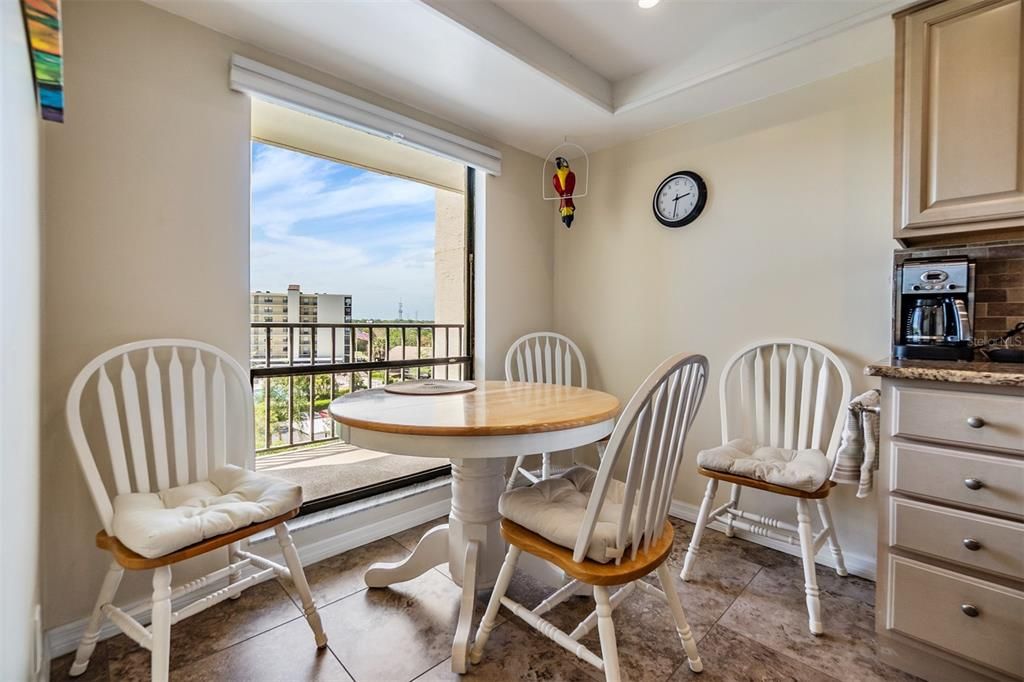 На продажу: $229,900 (2 спален, 2 ванн, 1165 Квадратных фут)