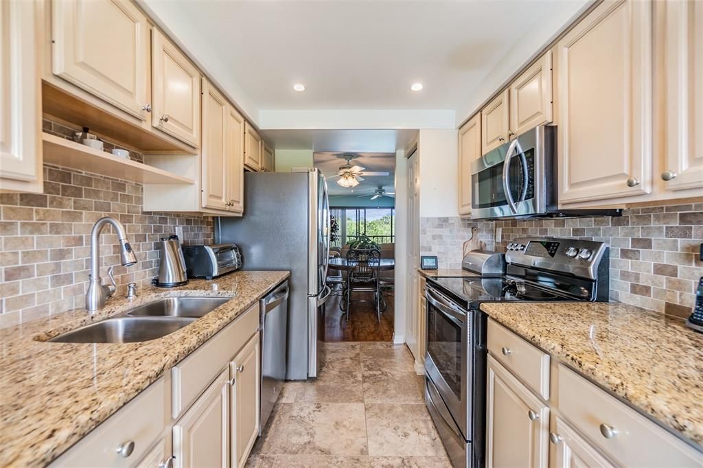 На продажу: $229,900 (2 спален, 2 ванн, 1165 Квадратных фут)