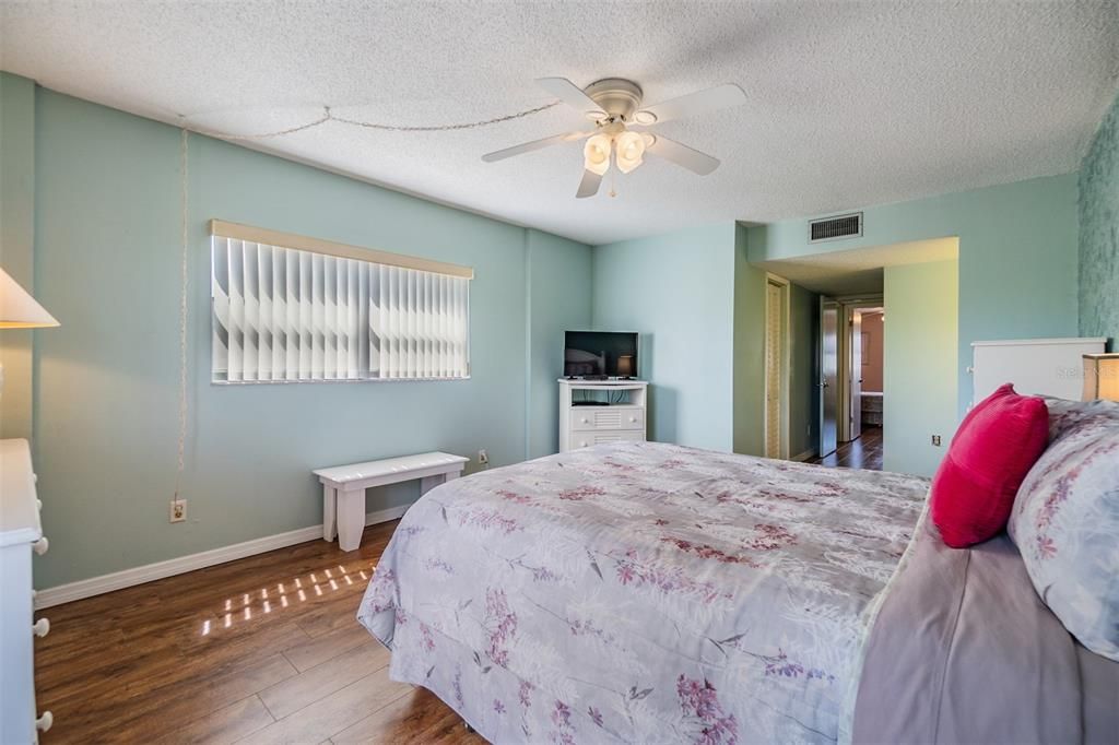 На продажу: $229,900 (2 спален, 2 ванн, 1165 Квадратных фут)