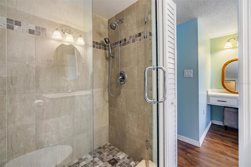 На продажу: $229,900 (2 спален, 2 ванн, 1165 Квадратных фут)