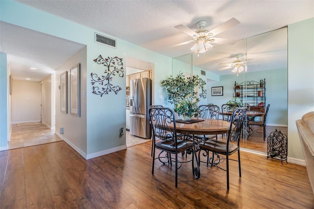 На продажу: $229,900 (2 спален, 2 ванн, 1165 Квадратных фут)