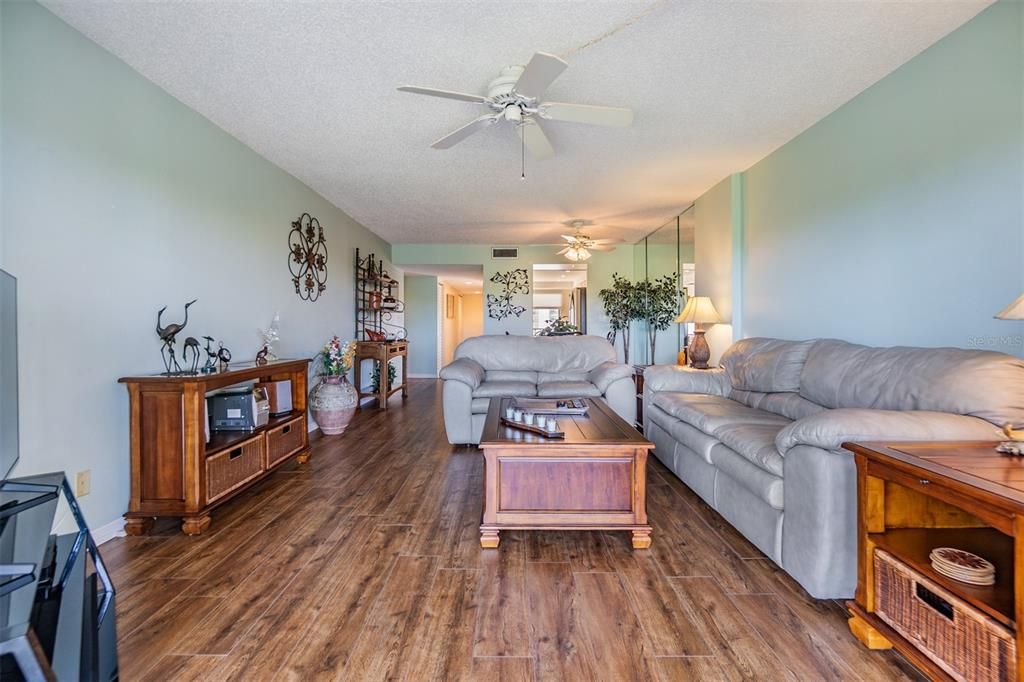 На продажу: $229,900 (2 спален, 2 ванн, 1165 Квадратных фут)