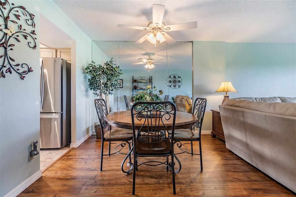 На продажу: $229,900 (2 спален, 2 ванн, 1165 Квадратных фут)