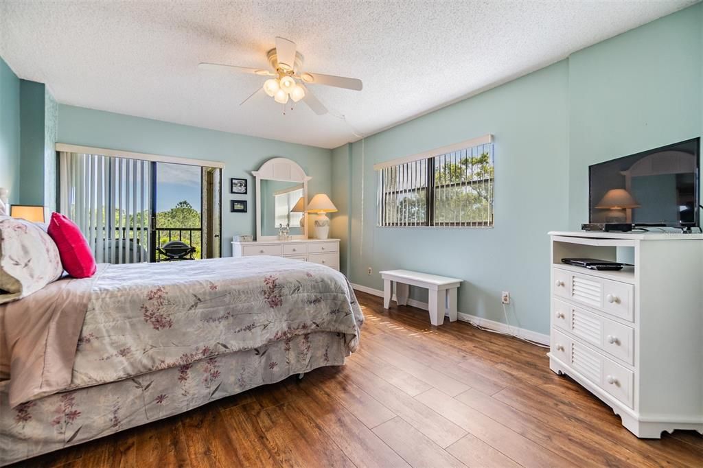 На продажу: $229,900 (2 спален, 2 ванн, 1165 Квадратных фут)