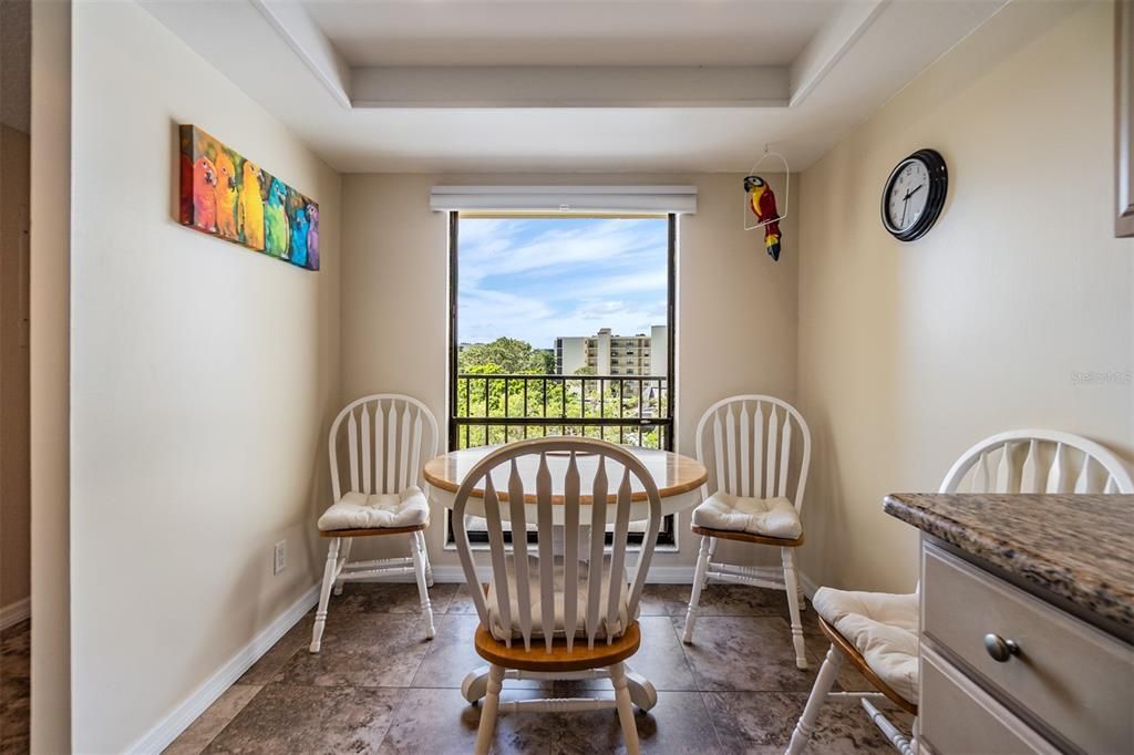 На продажу: $229,900 (2 спален, 2 ванн, 1165 Квадратных фут)