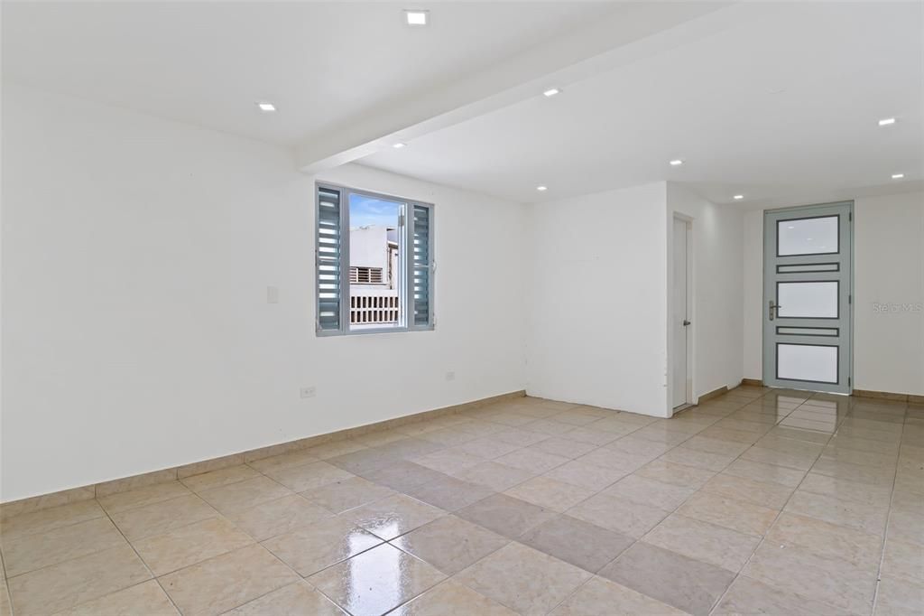 合同活跃: $300,000 (4 贝兹, 3 浴室, 1718 平方英尺)