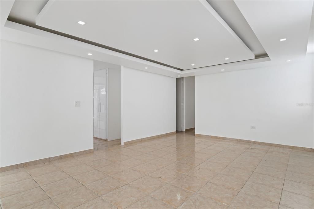 合同活跃: $300,000 (4 贝兹, 3 浴室, 1718 平方英尺)