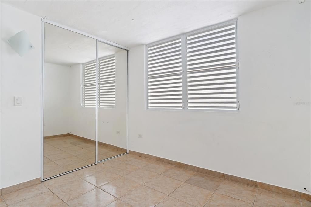 合同活跃: $300,000 (4 贝兹, 3 浴室, 1718 平方英尺)