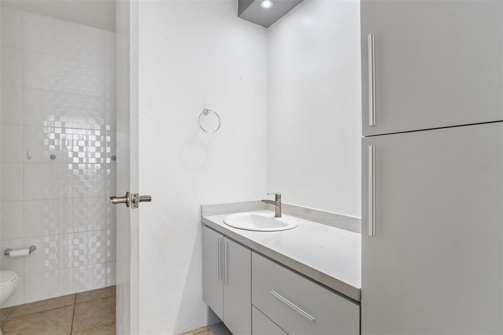 合同活跃: $300,000 (4 贝兹, 3 浴室, 1718 平方英尺)