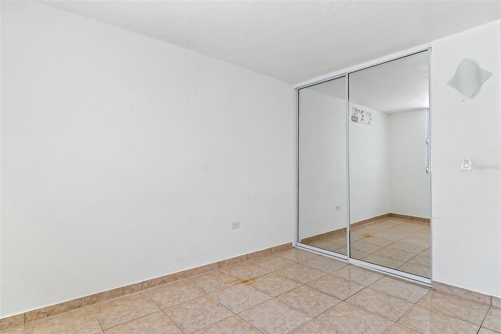 合同活跃: $300,000 (4 贝兹, 3 浴室, 1718 平方英尺)