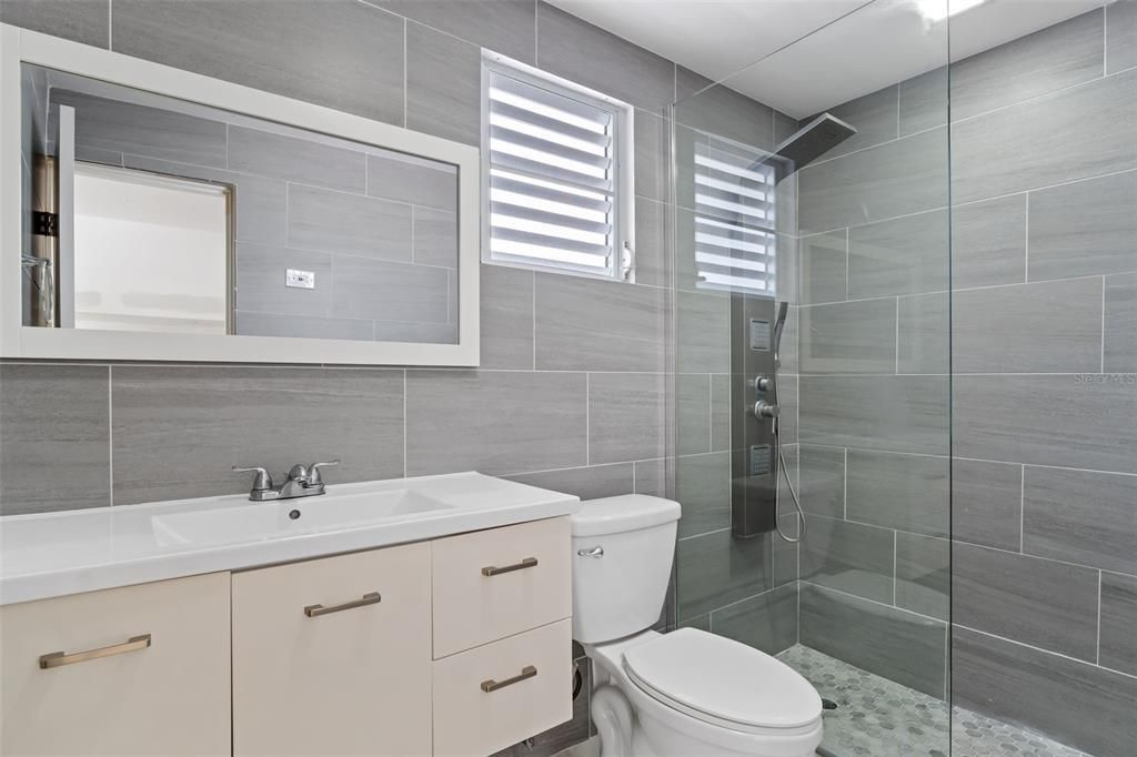 合同活跃: $300,000 (4 贝兹, 3 浴室, 1718 平方英尺)