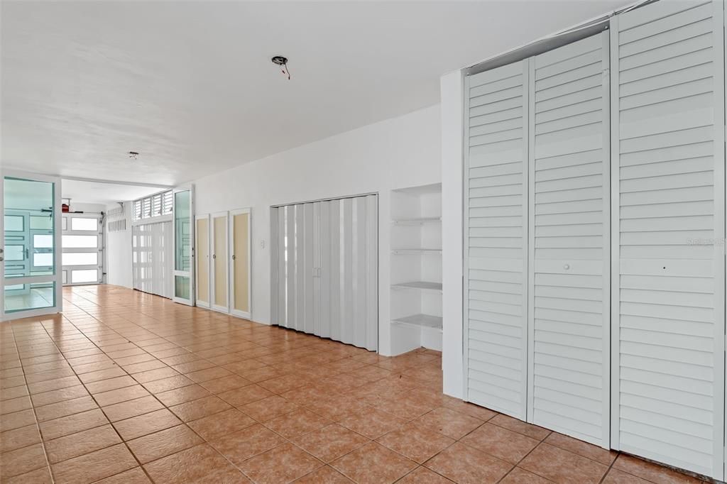 合同活跃: $300,000 (4 贝兹, 3 浴室, 1718 平方英尺)