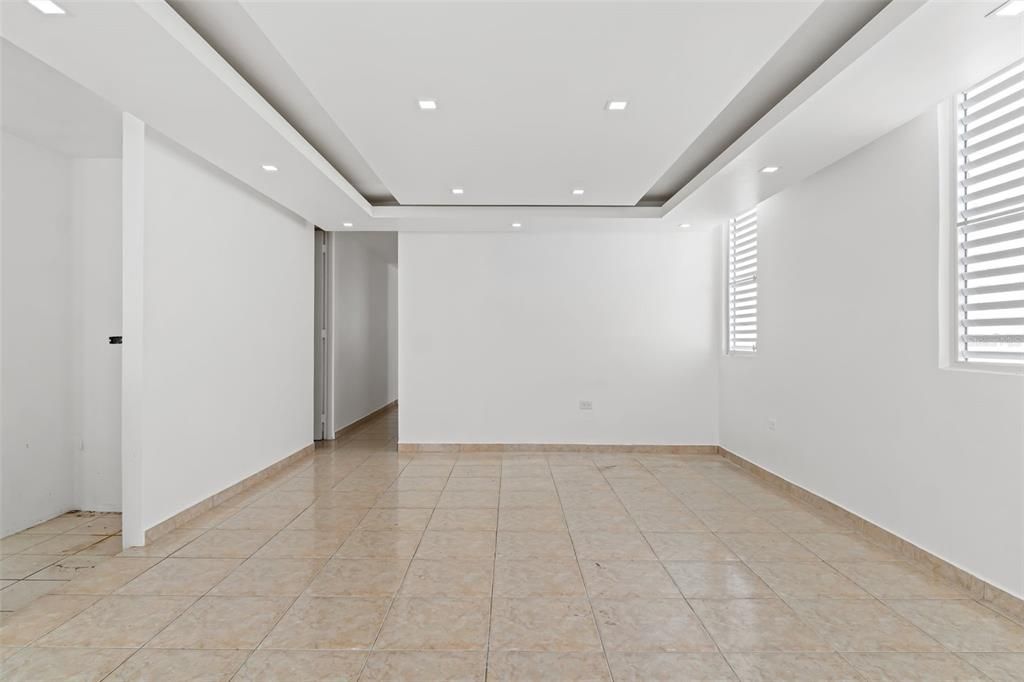 合同活跃: $300,000 (4 贝兹, 3 浴室, 1718 平方英尺)