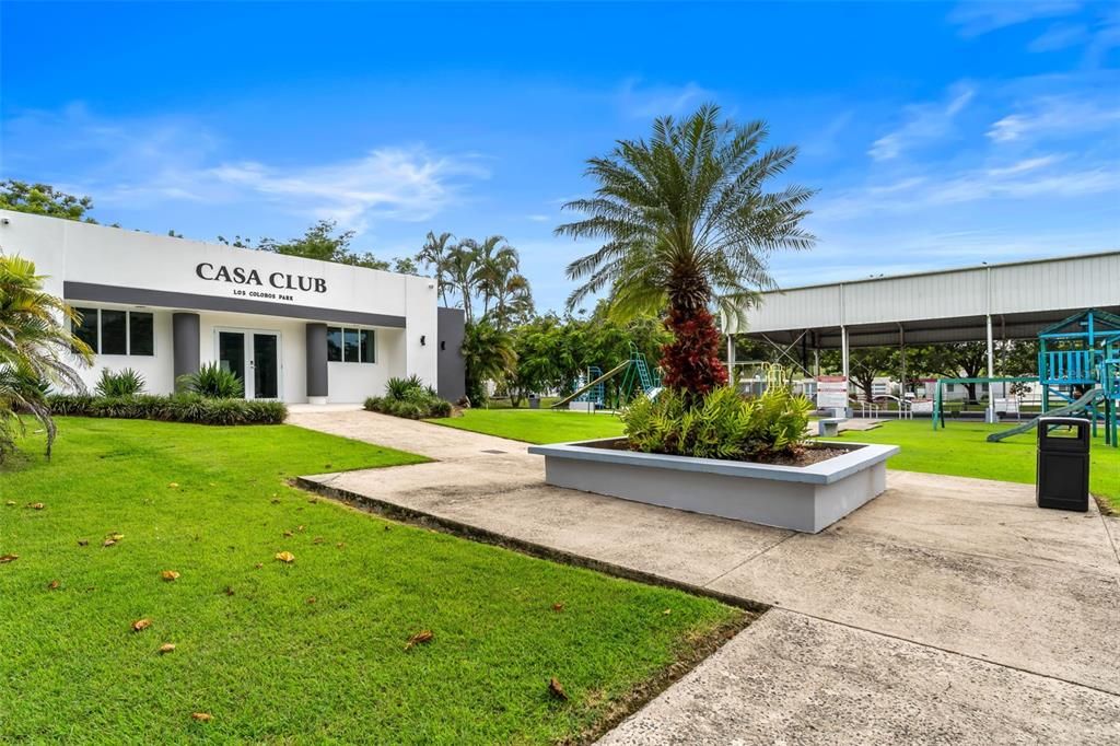 合同活跃: $300,000 (4 贝兹, 3 浴室, 1718 平方英尺)