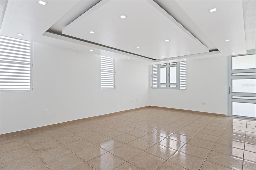 合同活跃: $300,000 (4 贝兹, 3 浴室, 1718 平方英尺)